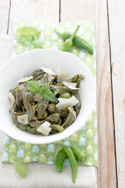 Peperoncini verdi in bianco con parmigiano e basilico