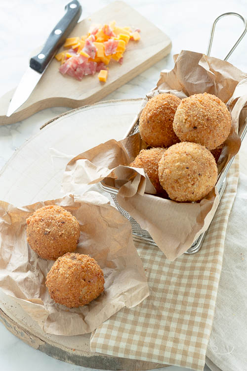 Bombe di pane, cheddar e salame