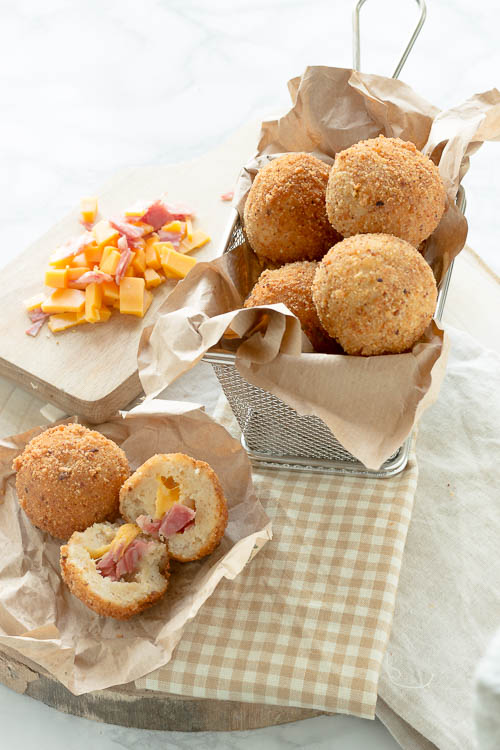 Bombe di pane, cheddar e salame