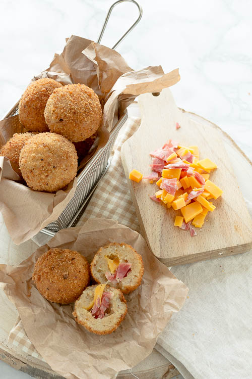 Bombe di pane, cheddar e salame