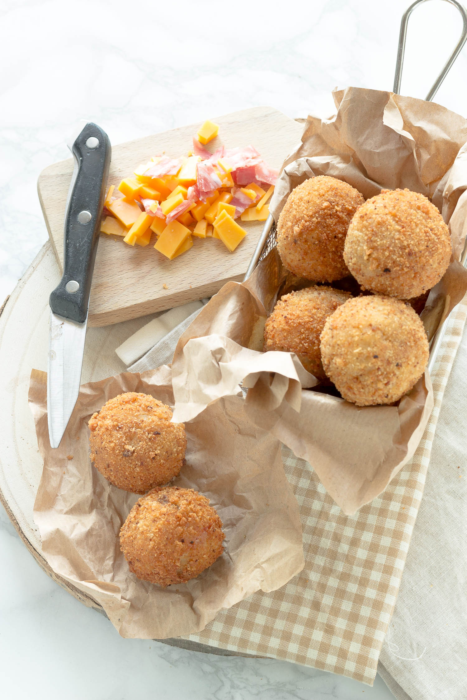 Bombe di pane, cheddar e salame