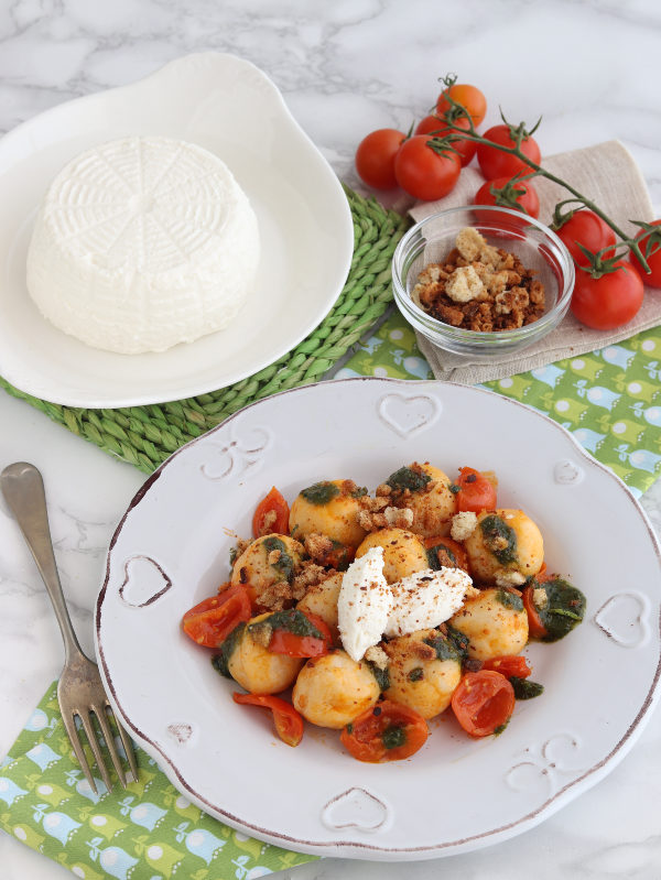 Gnocchi di ricotta con pomodorini e briciole di pane 